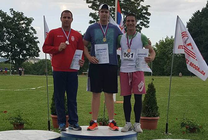 Tojzán Béla az emelvényen